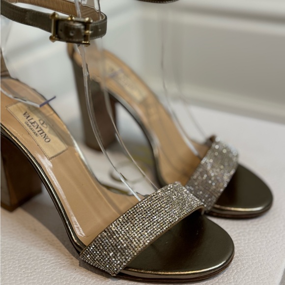 Can You Find A Better HOLIDAY VALENTINO HEEL??!! - Picture 4 of 10